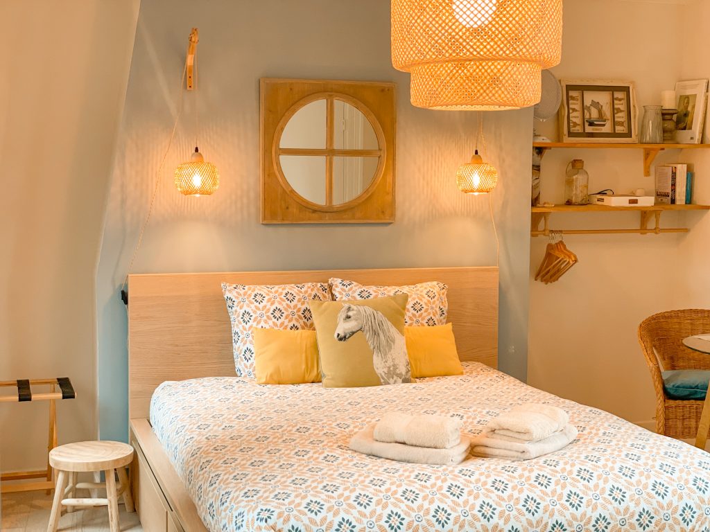 Lit double et éclairages de la chambre du premier étage