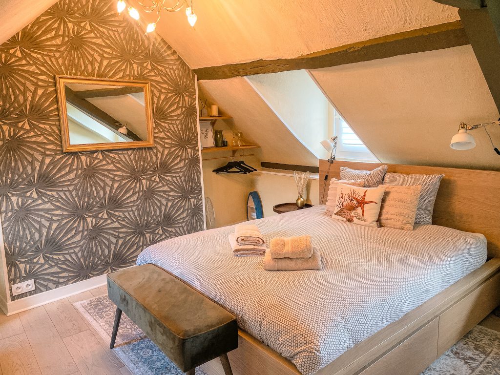 Lit double sous les poutres de la chambre du deuxième étage
